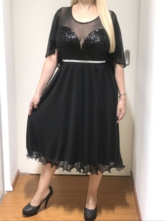 VESTIDO FALDA MIDI CON MANGA EFECTO CAPA CON BUSTO CORAZON PROFUNDO DE LENTEJUELA COMBINADO CON MICROTUL VIENE CON CINTURON DE STRASS - comprar online