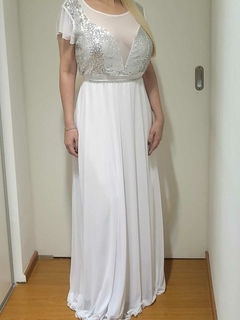 VESTIDO LARGO DE MICROTUL CON MANGAS BUSTO DE LENTEJUELA COMBINADO CON TRANSPARENCIAS Y VIENE CON CINTO DE STRASS en internet