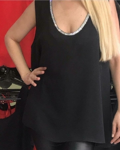 BLUSA DE GASA CON STRASS EN EL ESCOTE Y VOLADO EN LA ESPALDA SE PUEDE USAR CON CORPIÑO - Samar Moda