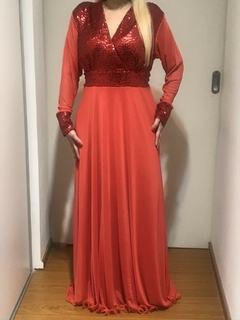 VESTIDO CON MANGA LARGA DE MICROTUL CON BUSTO CINTURA Y PUÑO DE LENTEJUELA