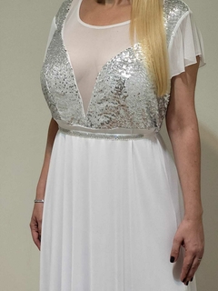 VESTIDO LARGO DE MICROTUL CON MANGAS BUSTO DE LENTEJUELA COMBINADO CON TRANSPARENCIAS Y VIENE CON CINTO DE STRASS