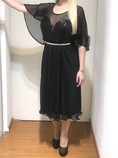 VESTIDO FALDA MIDI CON MANGA EFECTO CAPA CON BUSTO CORAZON PROFUNDO DE LENTEJUELA COMBINADO CON MICROTUL VIENE CON CINTURON DE STRASS - tienda online