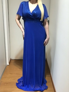 Imagen de VESTIDO LARGO DE FIESTA CON BUSTO Y CINTURA DE LENTEJUELA. MODELO CRUZADO CON MANGAS DE MICROTUL