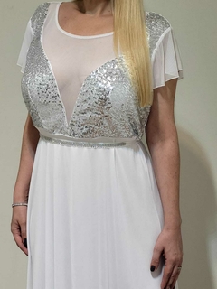 Imagen de VESTIDO LARGO DE MICROTUL CON MANGAS BUSTO DE LENTEJUELA COMBINADO CON TRANSPARENCIAS Y VIENE CON CINTO DE STRASS