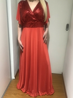 VESTIDO LARGO CON BUSTO Y CINTURA DE LENTEJUELA, COMBINADO CON MICROTUL