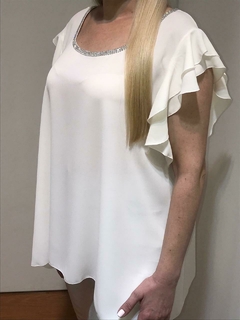 Imagen de BLUSA DE GASA CON DOBLE VOLADO EN LAS MANGAS CON CUELLO DE STRASS ALREDEDOR