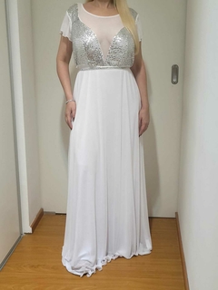 VESTIDO LARGO DE MICROTUL CON MANGAS BUSTO DE LENTEJUELA COMBINADO CON TRANSPARENCIAS Y VIENE CON CINTO DE STRASS - tienda online