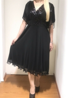 VESTIDO FALDA MIDI CRUZADO CON LENTEJUELA EN LA CINTURA Y EN EL BUSTO IDEAL PARA USAR CON CORPIÑO