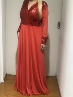 VESTIDO CON MANGA LARGA DE MICROTUL CON BUSTO CINTURA Y PUÑO DE LENTEJUELA