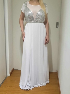 VESTIDO LARGO DE MICROTUL CON MANGAS BUSTO DE LENTEJUELA COMBINADO CON TRANSPARENCIAS Y VIENE CON CINTO DE STRASS