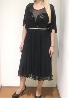 Imagen de VESTIDO FALDA MIDI CON MANGA EFECTO CAPA CON BUSTO CORAZON PROFUNDO DE LENTEJUELA COMBINADO CON MICROTUL VIENE CON CINTURON DE STRASS