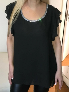 BLUSA DE GASA CON DOBLE VOLADO EN LAS MANGAS CON CUELLO DE STRASS ALREDEDOR