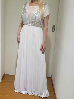 VESTIDO LARGO DE MICROTUL CON MANGAS BUSTO DE LENTEJUELA COMBINADO CON TRANSPARENCIAS Y VIENE CON CINTO DE STRASS - comprar online