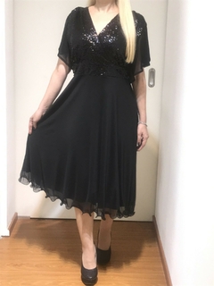 VESTIDO FALDA MIDI CRUZADO CON LENTEJUELA EN LA CINTURA Y EN EL BUSTO IDEAL PARA USAR CON CORPIÑO