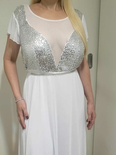 VESTIDO LARGO DE MICROTUL CON MANGAS BUSTO DE LENTEJUELA COMBINADO CON TRANSPARENCIAS Y VIENE CON CINTO DE STRASS - Samar Moda