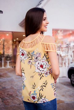 Blusa Floral com Ombros e Decote Vazados - 1157 na internet