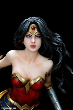 WONDER WOMAN (LUIS ROYO) PVC - MULHER MARAVILHA - comprar online