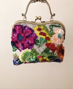 Pochette bordado a mano Flowers - comprar online