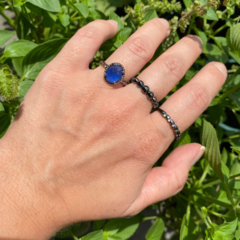detalhe combinação com o anel semijoia de pedra oval cristal azul safira leitoso com aro torcido banhado a ródio negro
