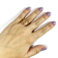 detalhe na mão do anel vazado elos com zircônias cravejadas banhado a ouro 18k