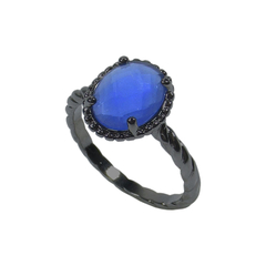 anel semijoia de pedra oval cristal azul safira leitoso com aro torcido banhado a ródio negro