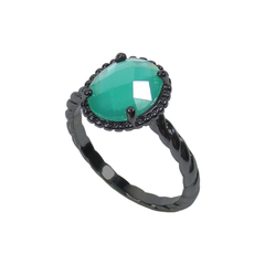 anel semijoia de pedra oval cristal esmeralda leitosa com aro torcido banhado a ródio negro