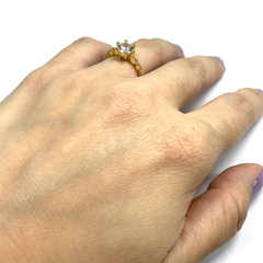 detalhe na mão do anel semijoia solitário zircônias 6 mm e aro corações vazados banhado a ouro 18k