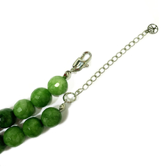 detalhe fecho do colar semijoia de pedras naturais jade verde mesclada e pingente amuleto proteção e sorte banhado a ródio branco