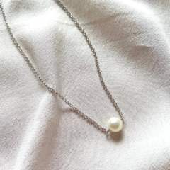 detalhe do colar semijoia de pérola shell banhada a ródio branco