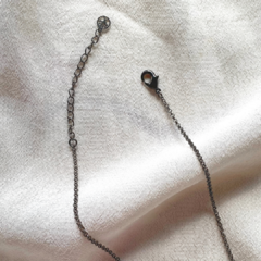 detalhe fecho do colar semijoia de pérola shell banhada a ródio negro