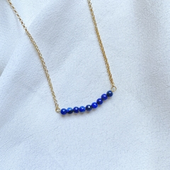 detalhe do colar semijoia energética de pedrinhas naturais lápis lazuli banhado a ouro 18k