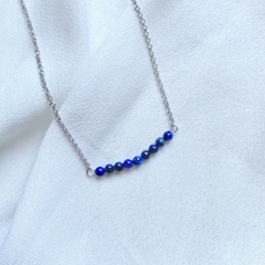 detalhe do colar semijoia energética de pedrinhas naturais lápis lazuli banhado a ródio branco