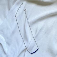 colar semijoia energética de pedrinhas naturais lápis lazuli banhado a ródio branco