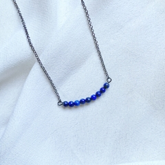detalhe do colar semijoia energética de pedrinhas naturais lápis lazuli banhado a ródio negro