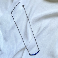 colar semijoia energética de pedrinhas naturais lápis lazuli banhado a ródio negro