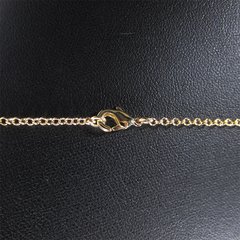 detalhe fecho do colar semijoia longo com ponto de luzes em zircônias detalhados, tiffany inspired, banhado a ouro 18k