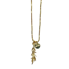 detalhe do colar semijoia de pingente alecrim e medalhinha escrita "alecrim" banhado a ouro 18k