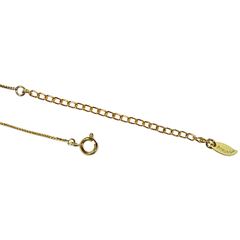 detalhe fecho do colar semijoia de pingente alecrim e medalhinha escrita "alecrim" banhado a ouro 18k
