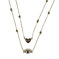 detalhe do colar semijoia escapulário olho grego e coração banhado a ouro 18k