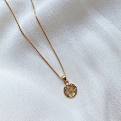 detalhe do colar semijoia pingente árvore da vida com cristais coloridos banhado a ouro 18k
