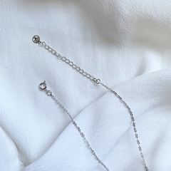 detalhe fecho do colar semijoia de pingente fada com microzircônias banhado a ródio branco