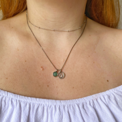 detalhe na modelo do colar semijoia do signo Capricórnio com pedra quartzo verde em prata envelhecida