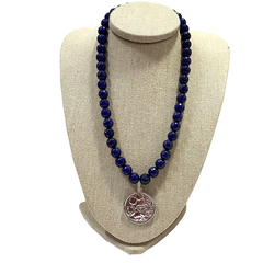 colar semijoia de pedras naturais jade azul facetada e pingente amuleto proteção e sorte banhado a ródio branco