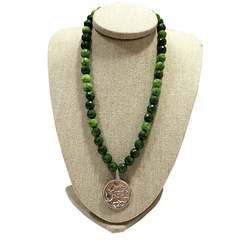 colar semijoia de pedras naturais jade verde mesclada e pingente amuleto proteção e sorte banhado a ródio branco