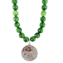 detalhe do colar semijoia de pedras naturais jade verde mesclada e pingente amuleto proteção e sorte banhado a ródio branco
