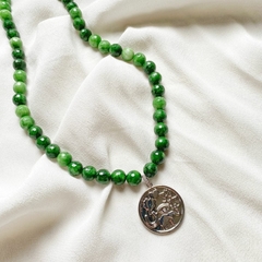  colar semijoia de pedras naturais jade verde mesclada e pingente amuleto proteção e sorte banhado a ródio branco