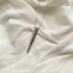 detalhe do colar semijoias masculino de bala banhado a ródio branco