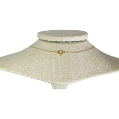 fecho do  colar semijoia em formato de olho grego com pedra madrepérola banhado a ouro 18k