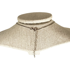detalhe fecho do colar semijoia do signo Touro com pedra quartzo rosa em prata envelhecida
