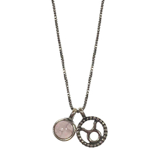 detalhe do colar semijoia do signo Touro com pedra quartzo rosa em prata envelhecida